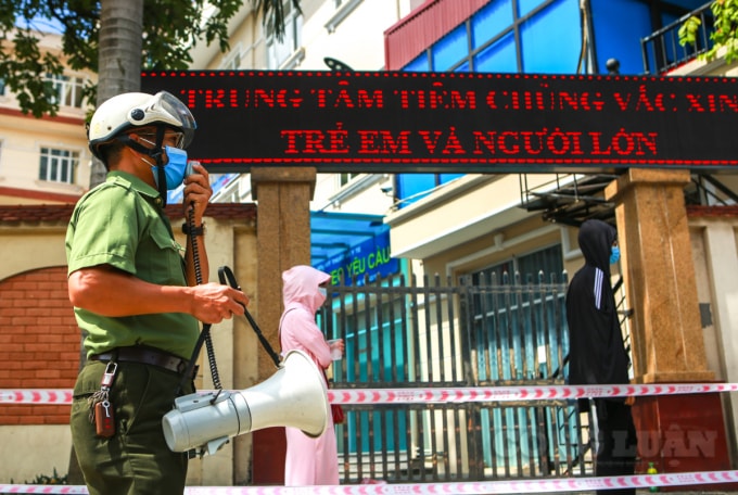 Công an đã phân thành hai hàng, liên tục phát loa mọi người giãn khoảng cách 2m.