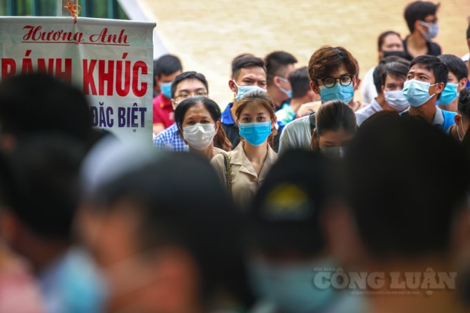 Việc đứng chen chúc đông người không đảm bảo giãn cách đã vi phạm thông điệp 5K, giữ khoảng cách tối thiểu 2m khi giao tiếp; không tụ tập quá 5 người ngoài phạm vi công sở, trường học, bệnh viện.