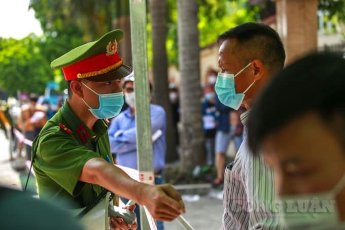 Nhiều người dân đứng sát nhau không đủ giãn cách, lực lượng công an phải nhắc nhở yêu cầu đứng cách xa nhau.