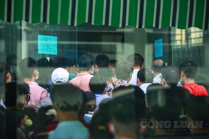 Khi cánh cửa bên trong mở ra, hàng chục người ào ào xô đẩy để được vào sớm.