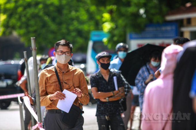 Nhiều người xếp hàng tại đây tỏ ra thất vọng khi đã xếp hàng từ 9 giờ sáng đến chiều mới đến lượt nhưng lại không được vào lấy mẫu.