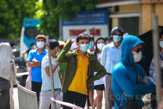Có nhiều người vì nóng lòng muốn chờ lấy mẫu xét nghiệm đành đứng đợi giữa trời nắng nóng.