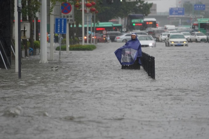 Mưa lớn đã khiến 12 người thiệt mạng ở Hà Nam, Trung Quốc và hàng 100 nghìn người phải sơ tán - Ảnh: Reuters
