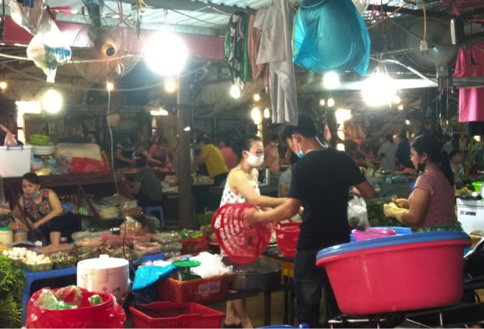 Chợ đầu mối hút khách mua lẻ vì giá cả ổn định, ít biến động.