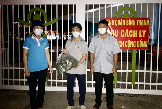 Các phần quà được chuyển đến người dân tại các khu vực bị phong tỏa ở TPHCM. Ảnh: sggp