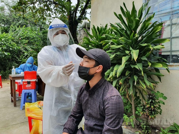 Lấy mẫu xét nghiệm Covid-19 cho công nhân trong Khu công nghiệp.
