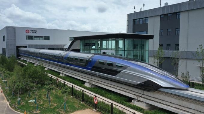 Tàu cao tốc có thể đạt tốc độ 600 km một giờ đã ra mắt lần đầu tiên tại Thanh Đảo, Trung Quốc. Ảnh: CNN