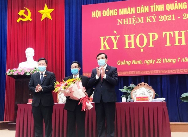 Ông Trần Anh Tuấn (đứng giữa) được bầu giữ chức danh Phó Chủ tịch UBND tỉnh Quảng Nam nhiệm kỳ 2021-2026