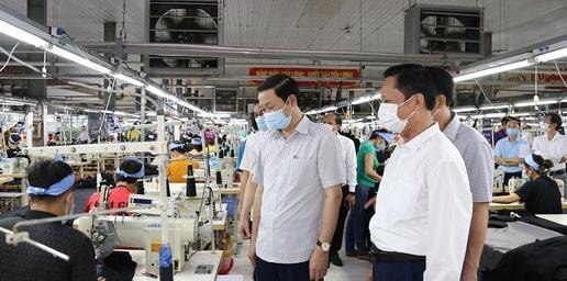 Chủ tịch UBND tỉnh, Trưởng ban Chỉ đạo phòng, chống dịch COVID-19 tỉnh Đỗ Minh Tuấn kiểm tra hoạt động sản xuất, kinh doanh và phòng, chống dịch Covid-19 tại Công ty CP Tiên Sơn Thanh Hoá. Ảnh: BTH