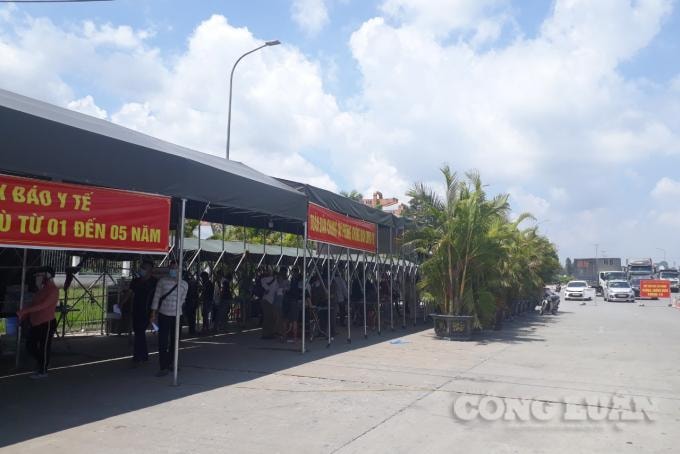 Chốt kiểm soát dịch Covid-19 cầu Đá Bạc hoạt động liên tục 14/7, kiểm soát chặt người và phương tiện ra vào tỉnh Quảng Ninh. Ảnh: Nguyễn Quân.