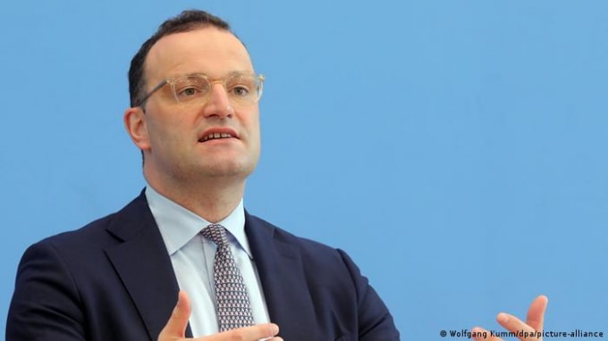 Bộ trưởng Y tế Jens Spahn trong cuộc họp báo ở Berlin. Ảnh: DPA