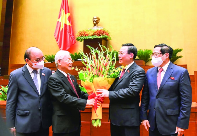 Chủ tịch Quốc hội Vương Đình Huệ ( thưa hai từ trái qua) tặng hoa cho Tổng Bí thư Nguyễn Phú Trọng tại phiên khai mạc kỳ họp đầu tiên của Quốc hội khóa XV. Ảnh: TTXVN