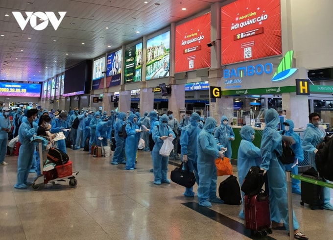 Công dân được đưa đón về quê thể hiện tinh thần “tương thân tương ái”, “tình làng nghĩa xóm” giúp nhau trong khó khăn.