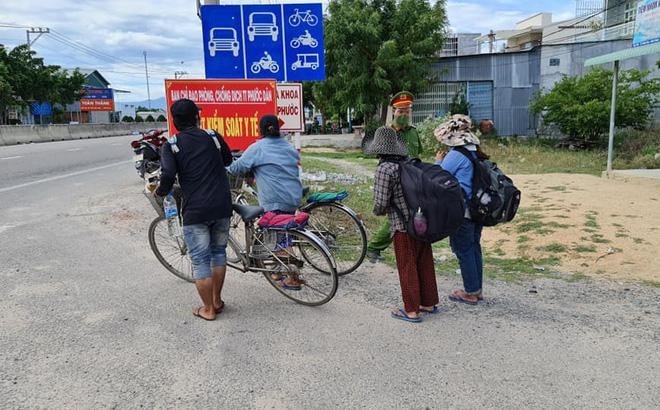 Bốn mẹ con ở Nghệ An đi xe đạp từ Đồng Nai về quê.