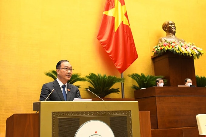 Chủ nhiệm Ủy ban Kinh tế của Quốc hội Vũ Hồng Thanh trình bày thẩm tra báo cáo của Chính phủ.