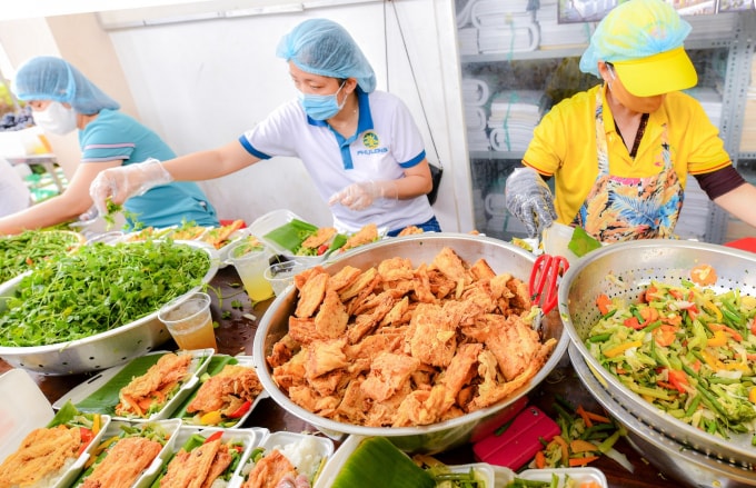 Các phần cơm được chăm chút, chuẩn bị cẩn thận trước khi gửi đi.