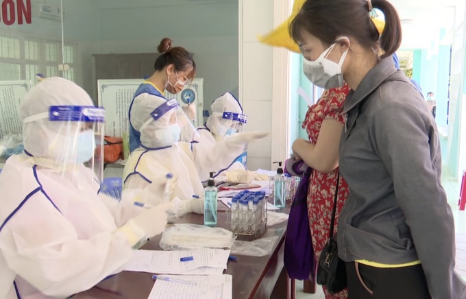 Lực lượng chức năng lấy mẫu xét nghiệm Covid-19 trên địa bàn tỉnh Phú Yên. (Ảnh: thanhnien)