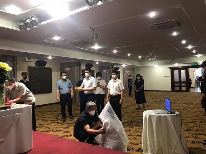 Thứ trưởng Nguyễn Trường Sơn đến động viện nữ sinh Dương Thị Anh (ảnh TL).