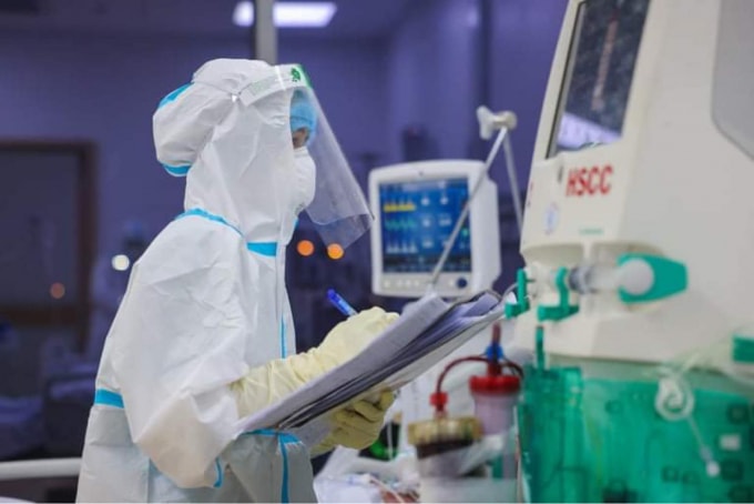 Hiện nay đội ngũ y bác sĩ đang căng mình chống dịch nhưng tinh thần vì người bệnh của họ vẫn đang rất cao, đáng trân quý (ảnh TL).