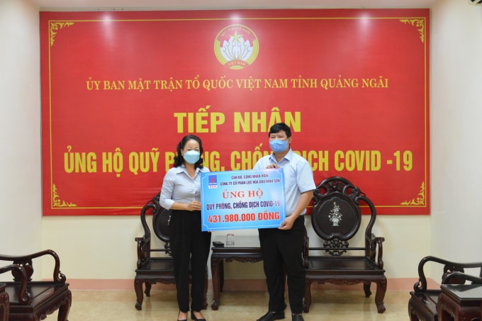 Chủ tịch CĐCS BSR Khuất Thị Lê trao biển tượng trưng hỗ trợ Quỹ phòng, chống dịch Covid-19 tỉnh Quảng Ngãi.