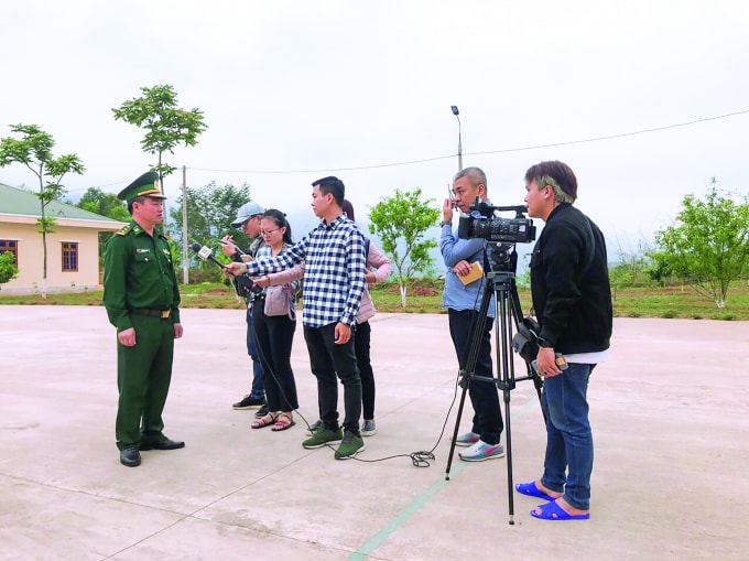 Hội viên nhà báo TP. Hà Nội tác nghiệp ở đồn Biên phòng Chiềng Sơn, xã Chiềng Sơn, huyện Mộc Châu, tỉnh Sơn La.