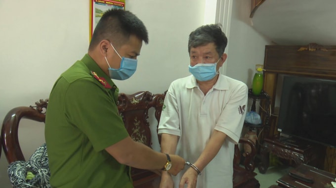 Nguyên giám đốc Nguyễn Văn Vọng bị bắt giữ tại nhà. Ảnh: Báo Đắk Lắk