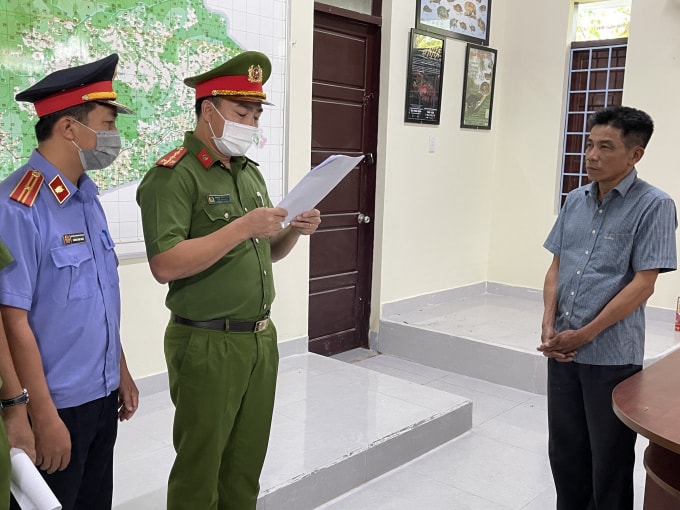 Cán bộ Công an đọc lệnh bắt đối tượng Hoàng Công Ý. Ảnh: ĐLO