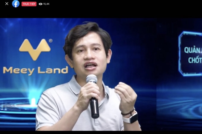 Ông Hoàng Mai Chung trả lời các thắc mắc của người xem livestream.