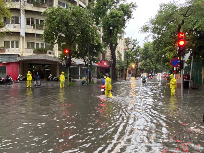 Vào khoảng 16h30’ chiều 22/7, nhiều người dân lưu thông trên các tuyến phố của Hà Nội phải bật đèn do trời bất ngờ tối sầm. Ngay sau đó, trận mưa lớn khiến một số tuyến phố trong nội thành Hà Nội rơi vào ngập úng đúng giờ tan tầm.
