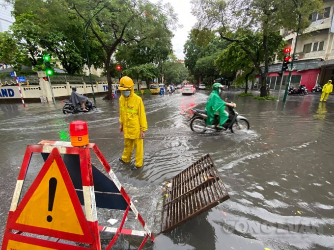 Khu vực Hà Nội trong ngày 22/7 nhiều mây, sáng có lúc có mưa rào và dông, chiều và đêm có mưa, mưa vừa và dông. Trong mưa dông có khả năng xảy ra lốc, sét và gió giật mạnh. Nhiệt độ thấp nhất 25 - 27 độ C. Nhiệt độ cao nhất 30 - 33 độ C.