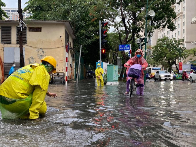 Nước ngập sâu khoảng 50cm, khiến cho nhiều phương tiện di chuyển khó khăn.