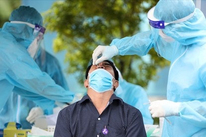 Nhân viên y tế lấy mẫu xét nghiệm SARS-CoV-2 cho người dân. Ảnh: minh họa