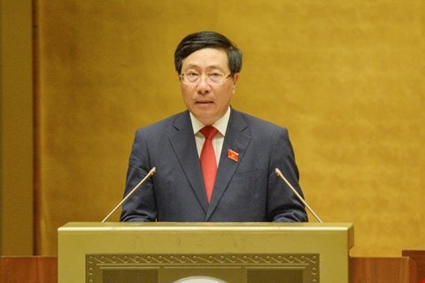Phó Thủ tướng Phạm Bình Minh trình bày Báo cáo về đánh giá kết quả thực hiện kế hoạch phát triển KT-XH tại phiên họp.