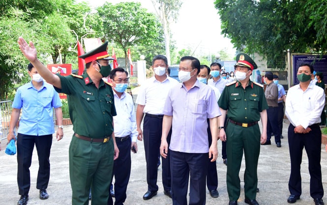 Bí thư Thành ủy Hà Nội Đinh Tiến Dũng kiểm tra công tác phòng, chống dịch. Ảnh Viết Thành