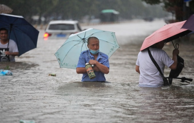 Mưa bão khiến nhiều thành phố ở tỉnh Hà Nam bị ngập sâu, hàng chục người chết được báo cáo - Ảnh: Reuters