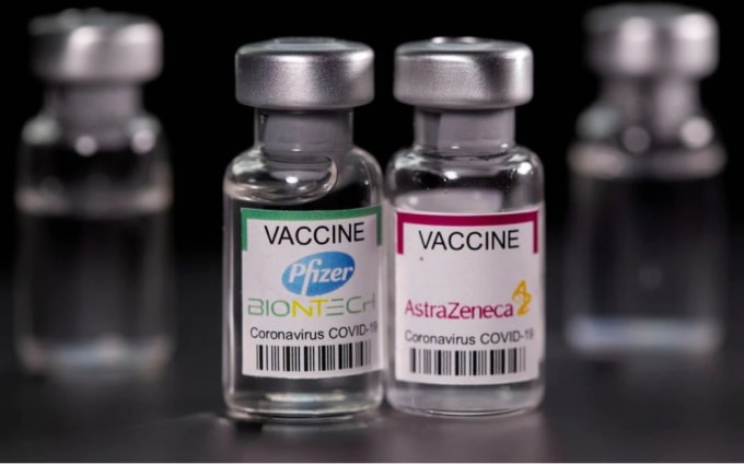 Vắc xin hai liều của Pfizer và AstraZeneca có hiệu quả cao đối với biến thể Delta - Ảnh: Reuters