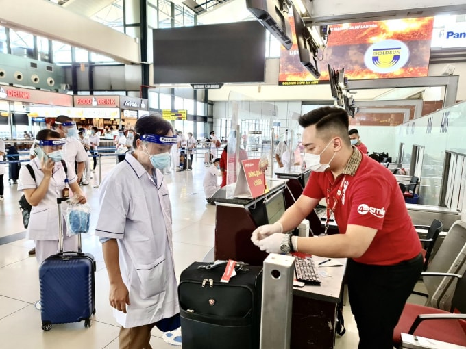 Các y bác sĩ từ khắp các tỉnh, thành phố miền Bắc, miền Trung được Vietjet chuyên chở miễn phí vào TP.HCM hỗ trợ chống dịch.