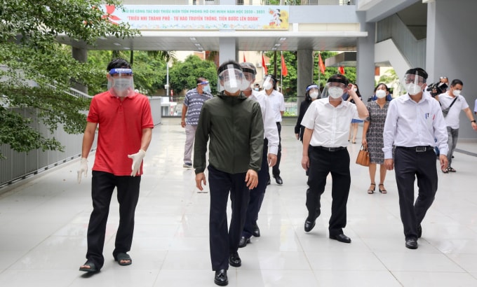Phó thủ tướng Vũ Đức Đam đi thị sát tại quận 10. Ảnh: T.L.