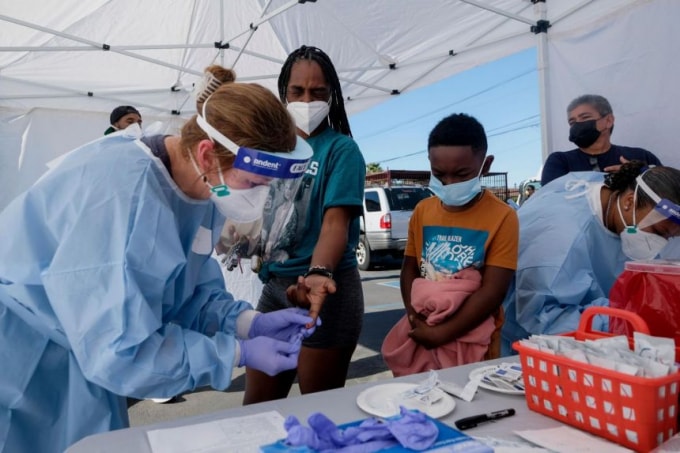 Tiêm vaccine ngừa COVID-19 cho một em nhỏ tại Los Angeles, bang California, Mỹ ngày 9/7/2021. Ảnh: AFP