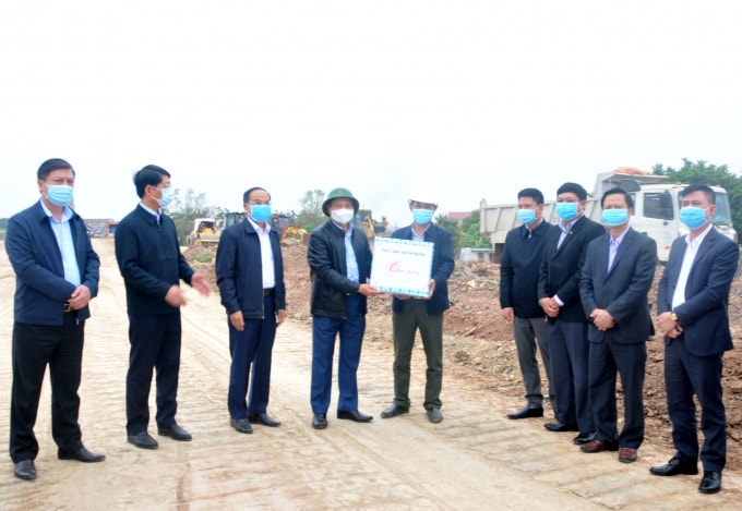 Đoàn công tác của tỉnh Ninh Bình kiểm tra tiến độ Dự án nâng cấp đê hữu Hoàng Long và sông Đáy kết hợp giao thông đoạn từ Bái Đính đi Kim Sơn đầu năm 2021 (ảnh st)