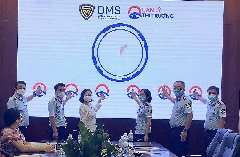 Nghi thức bấm nút chính thức ra mắt Tạp chí Quản lý thị trường. Ảnh: Thu Phương