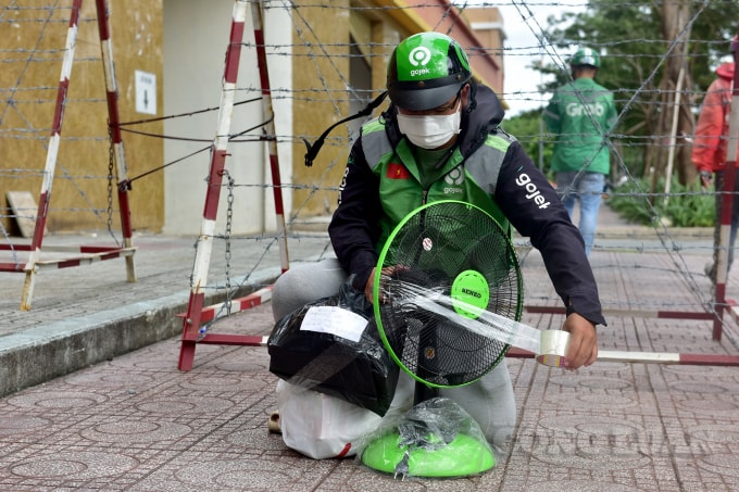 Các vật dụng phục vụ sinh hoạt như quạt, bình nước siêu tốc được bệnh nhân yêu cầu gửi vào