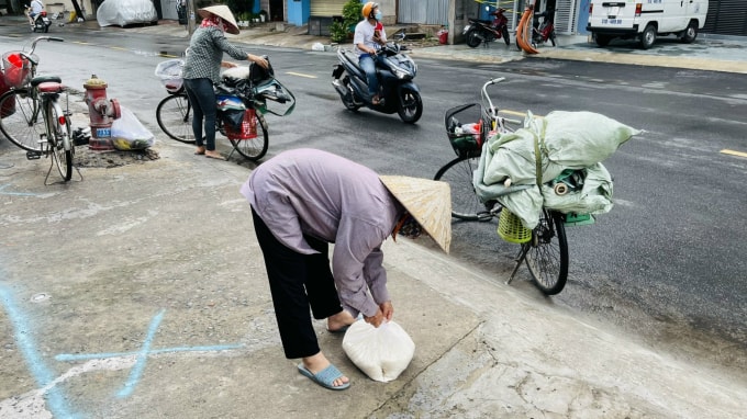 Một người lao động đã nhận được gạo từ máy ATM gạo thông minh.