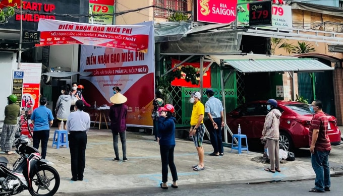 Người dân đến nhận gạo tại một máy ATM gạo thông minh trên đường Bạch Đằng, quận Tân Bình , TP. HCM.