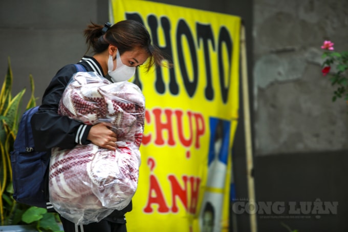 Chăn gối, đồ dùng sinh hoạt được các sinh viên chuyển ra.