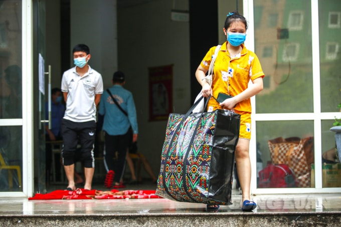 Không khí khẩn trương của sinh viên sau thông báo từ Ban quản lý KTX về việc trưng dụng một số tòa làm nơi cách ly.