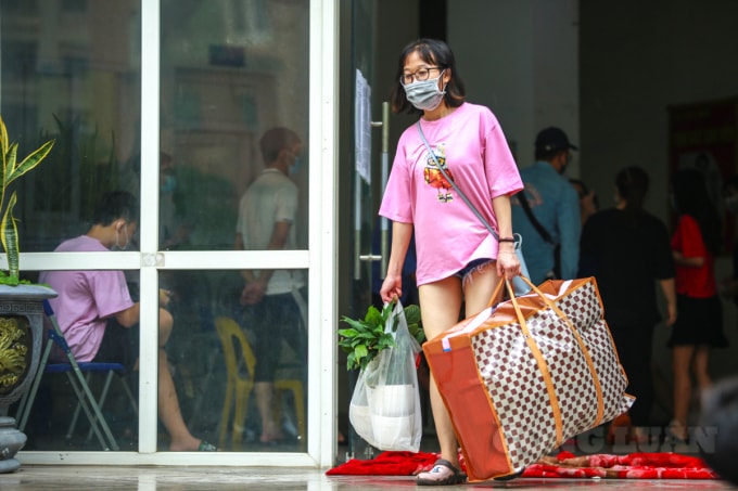 Các sinh viên sau khi đã làm thủ tục trả phòng cho lực lượng bảo vệ ở dưới sảnh, đã vận chuyển đồ của mình ra phía ngoài.