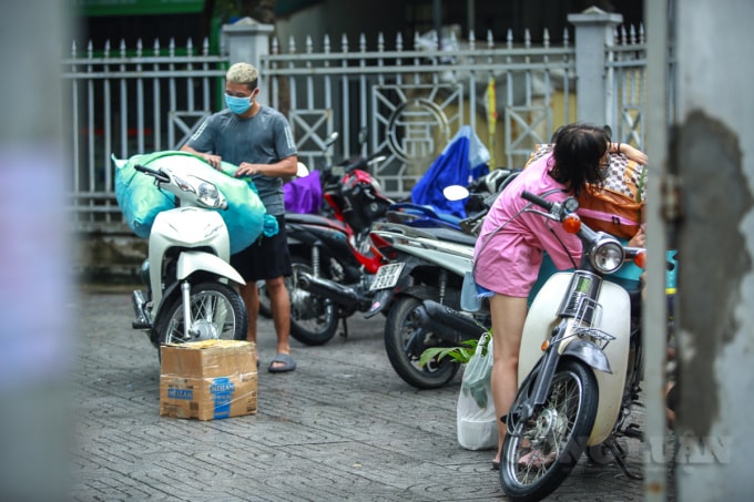 Nhiều người dùng xe máy để vận chuyển đồ đạc của mình đi.