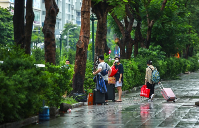 Nhiều bạn sinh viên đã thu dọn hết đồ đạc của mình, đứng chờ gia đình đến đón.