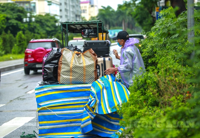 Một số khác chuyển sang nhà bạn bè trong khu vực nội thành Hà Nội, nên đã gọi xe ba gác đến vận chuyển đồ.